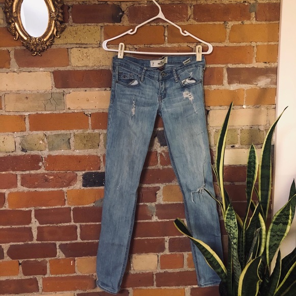 Holister light wash ripped jeans - Picture 1 of 4